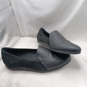 Ecco Textured Black Flats for Women Size 6.